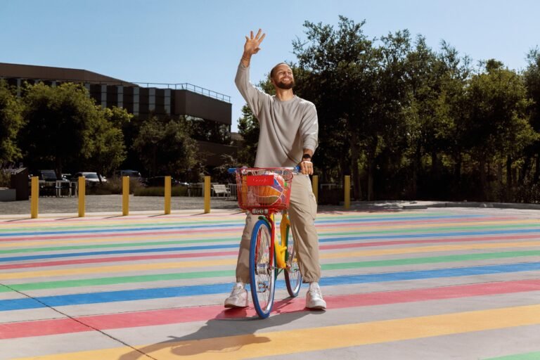 Google Hints at a New Fitness Health Wearable, Hidden in a Steph Curry Video – CNET Google Hints at a New Fitness Health Wearable, Hidden in a Steph Curry Video - CNET