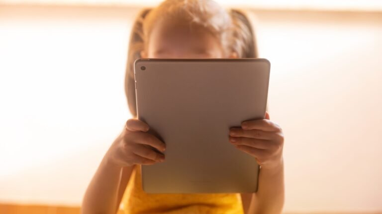 New surgeon general advisory suggests screen time limits for kids