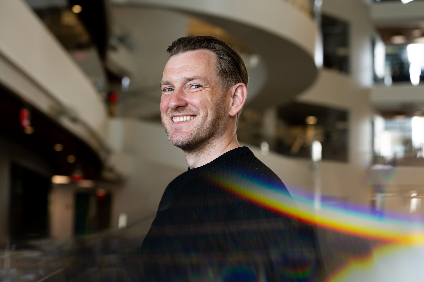 Portrait of Matthias Schlichting in a modern building.