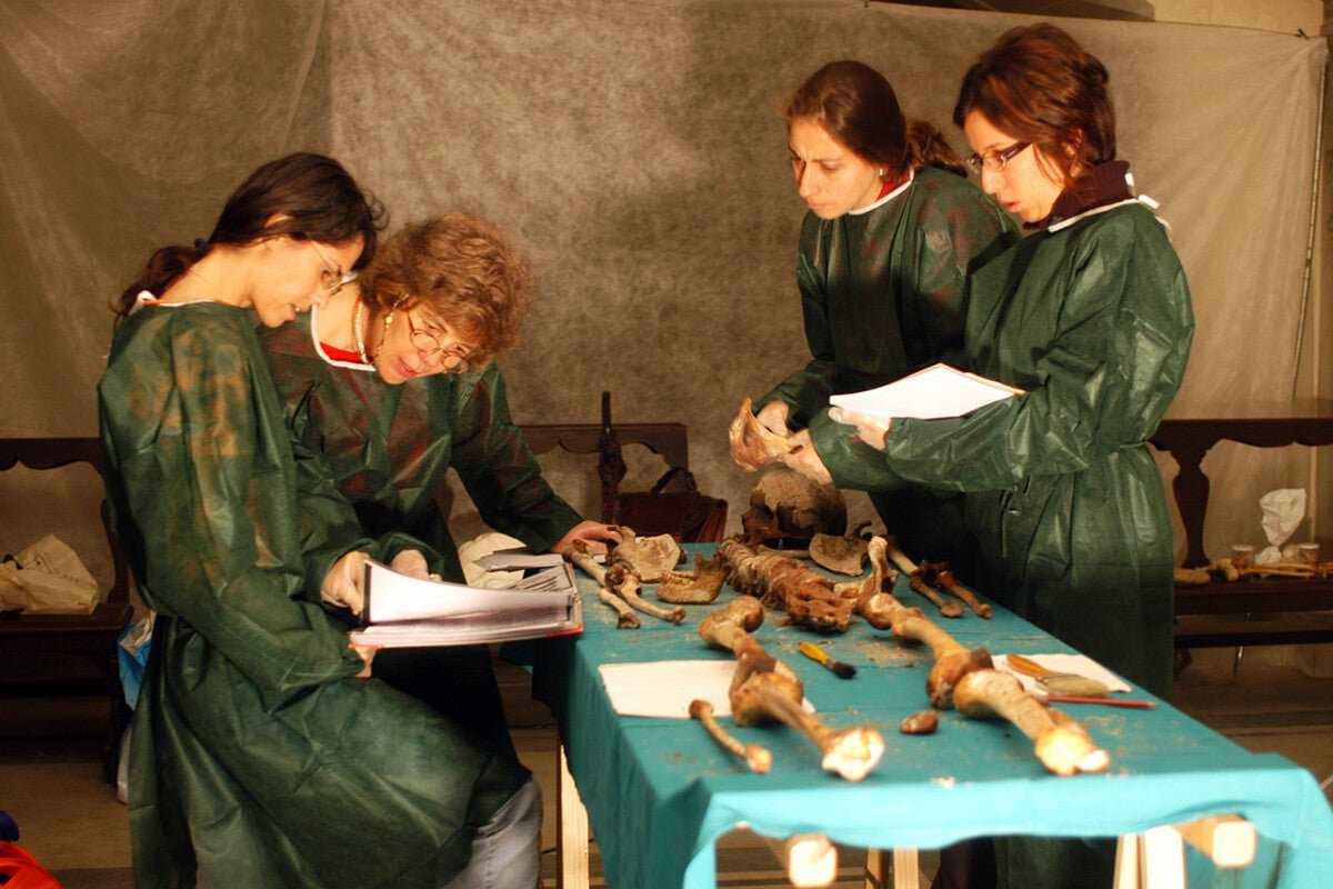 Researchers examine the skeletal remains of a Medici