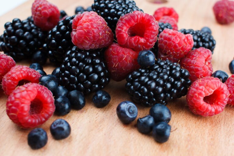 Skip the Expensive Longevity Pills: Why a Cup of Fresh Berries Outperforms Anti-Aging Supplements