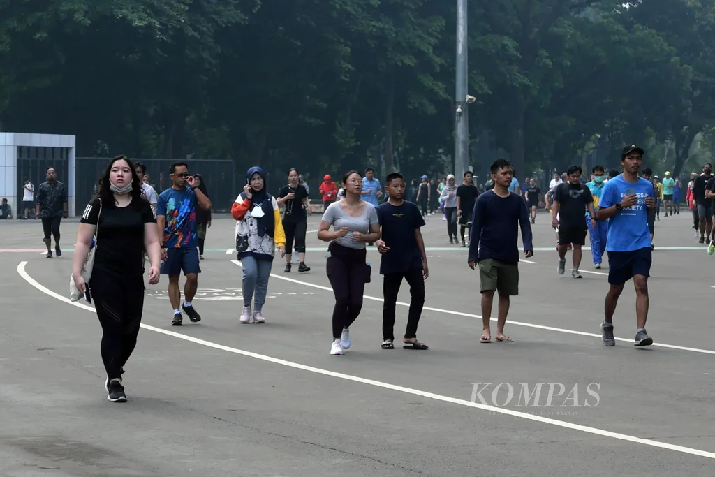 <p>Residents exercise around the Gelora Bung Karno Stadium, Senayan, Jakarta, Saturday (June 18, 2022).</p>