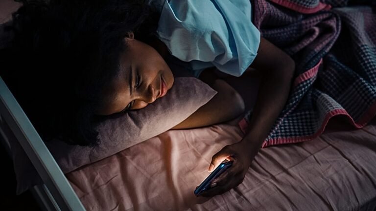 ‘Social jet lag’: How sleep habits affect teen anxiety 'Social jet lag': How sleep habits affect teen anxiety