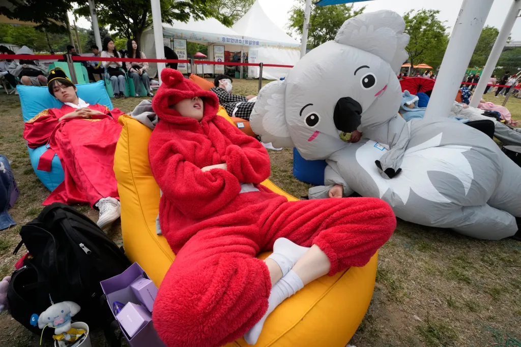 <p>Various costumes are worn by participants in the nap competition at Yeouido Hangang Park in Seoul, South Korea, Saturday (2/5/2026).</p>