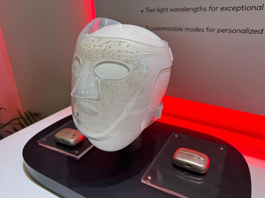L'Oréal's LED face mask on a white head model.