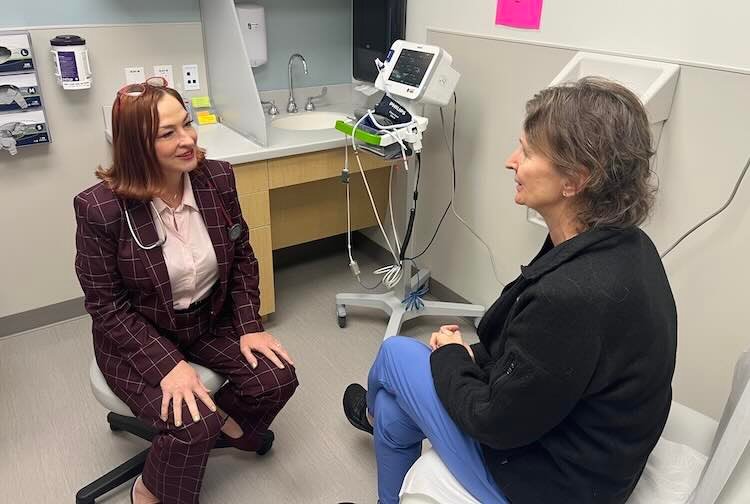 Dr. Summers speaking with a patient at VCU Health